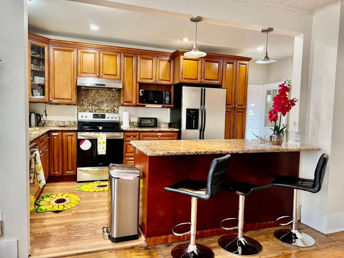 Casa vacanze With 2 Bedrooms A King Bed Queen Bed And An Extra Sofa Bed Located 10 Minutes From Seatac Airport And 20 Minutes From Downtown Seattle