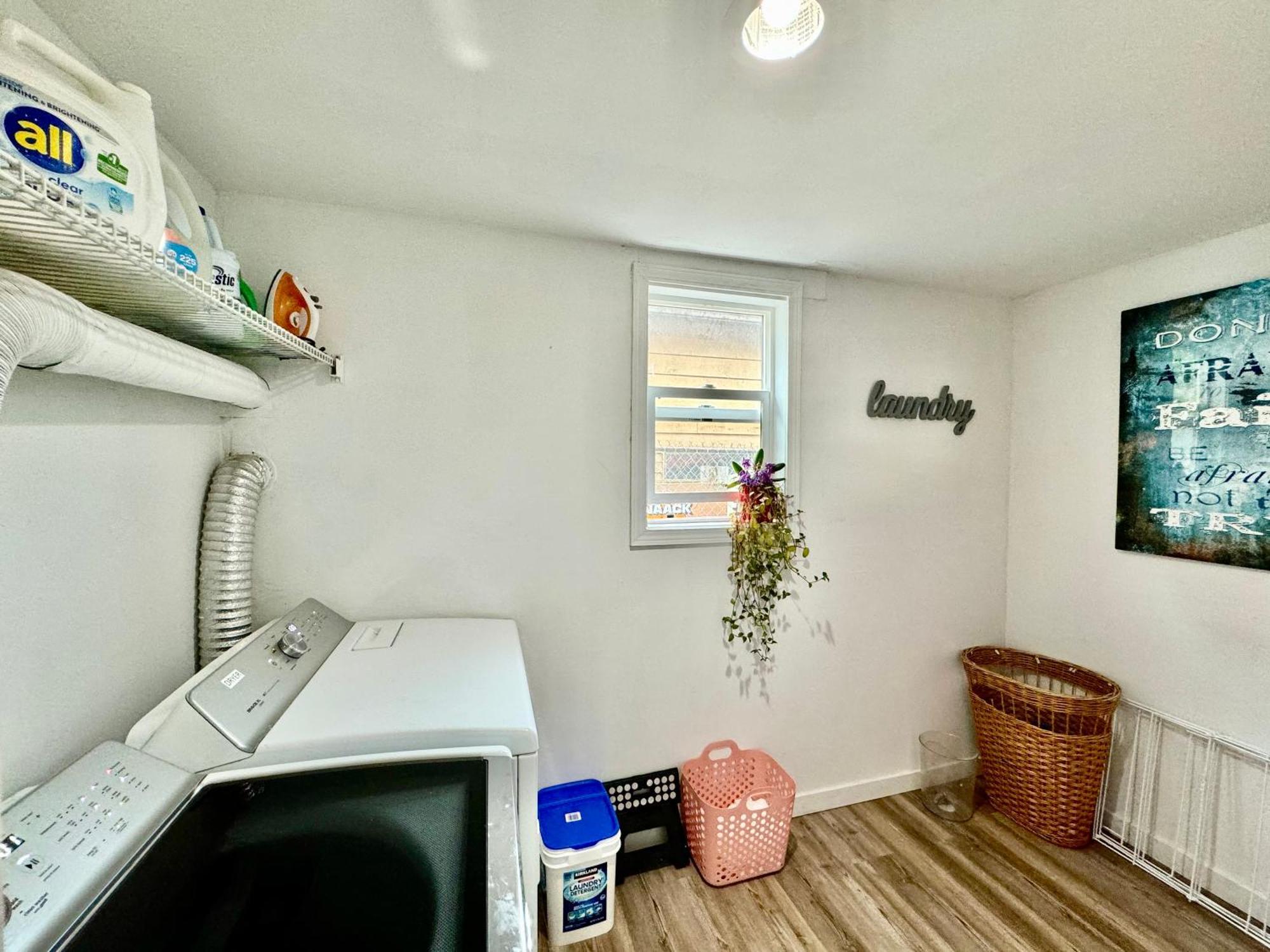 With 2 Bedrooms A King Bed Queen Bed And An Extra Sofa Bed Located 10 Minutes From Seatac Airport And 20 Minutes From Downtown Casa vacanze Seattle