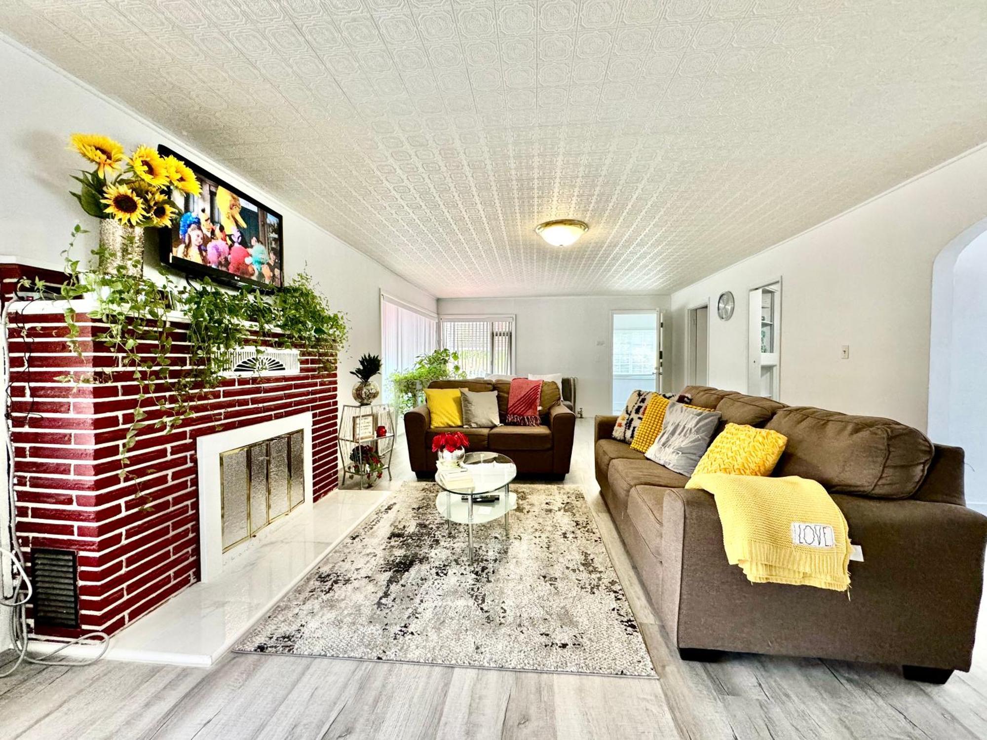With 2 Bedrooms A King Bed Queen Bed And An Extra Sofa Bed Located 10 Minutes From Seatac Airport And 20 Minutes From Downtown Casa vacanze Seattle