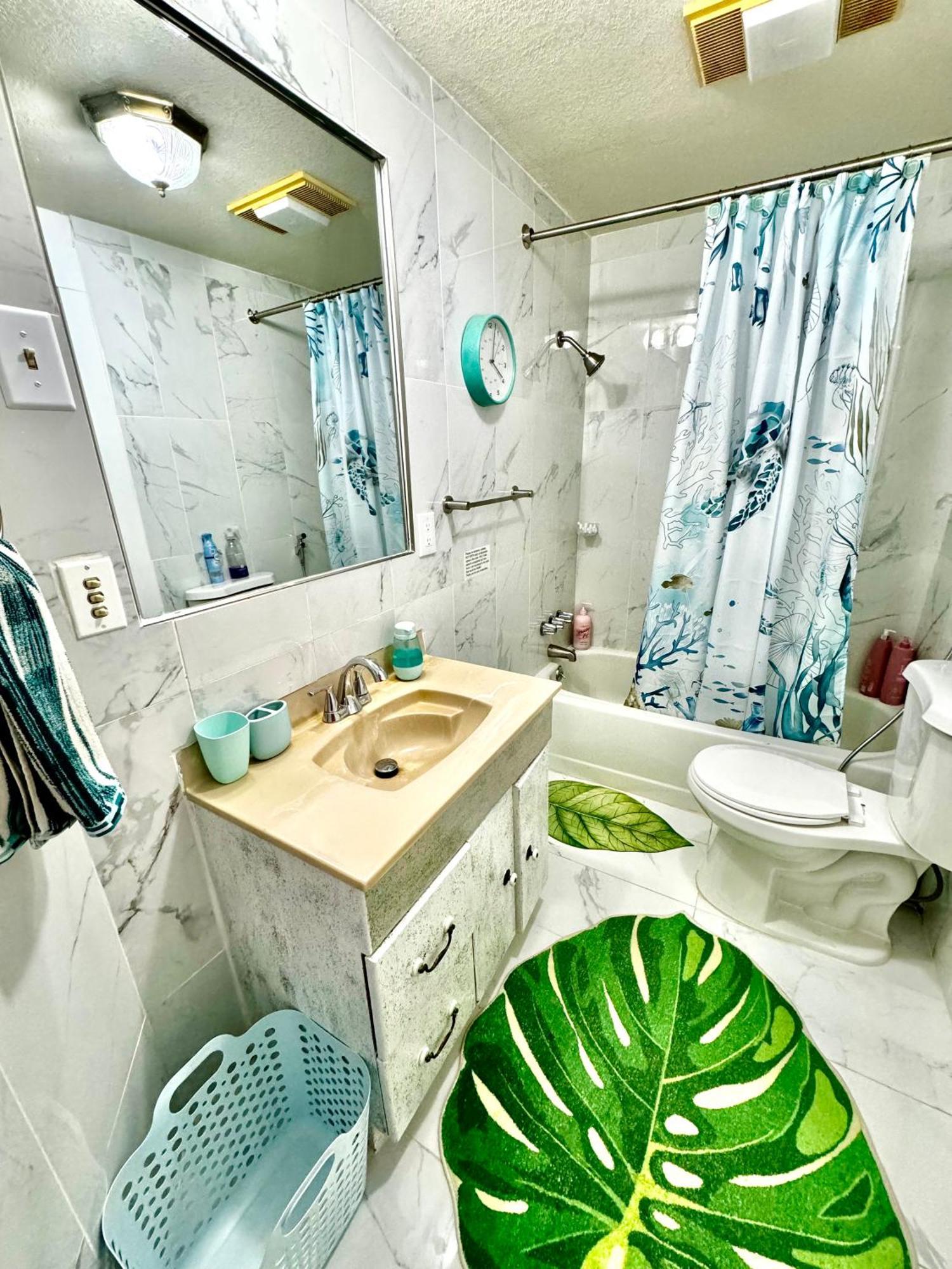 With 2 Bedrooms A King Bed Queen Bed And An Extra Sofa Bed Located 10 Minutes From Seatac Airport And 20 Minutes From Downtown Casa vacanze