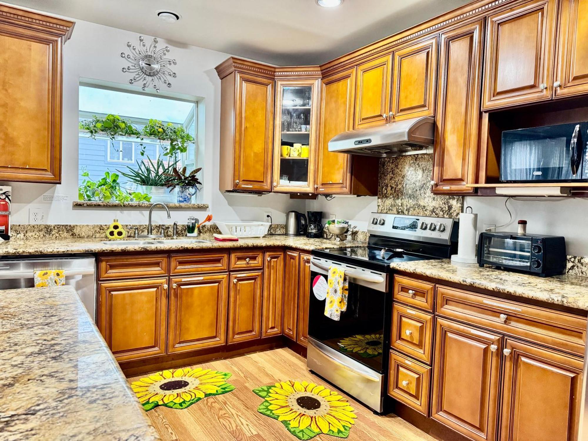 Casa vacanze With 2 Bedrooms A King Bed Queen Bed And An Extra Sofa Bed Located 10 Minutes From Seatac Airport And 20 Minutes From Downtown