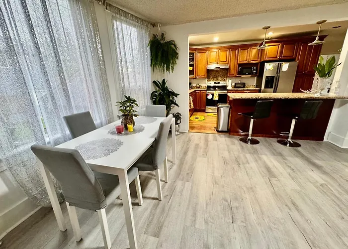 Seattle Home With 2 Bedrooms A King Bed Queen Bed And An Extra Sofa Bed Located 10 Minutes From Seatac Airport And 20 Minutes From Downtown