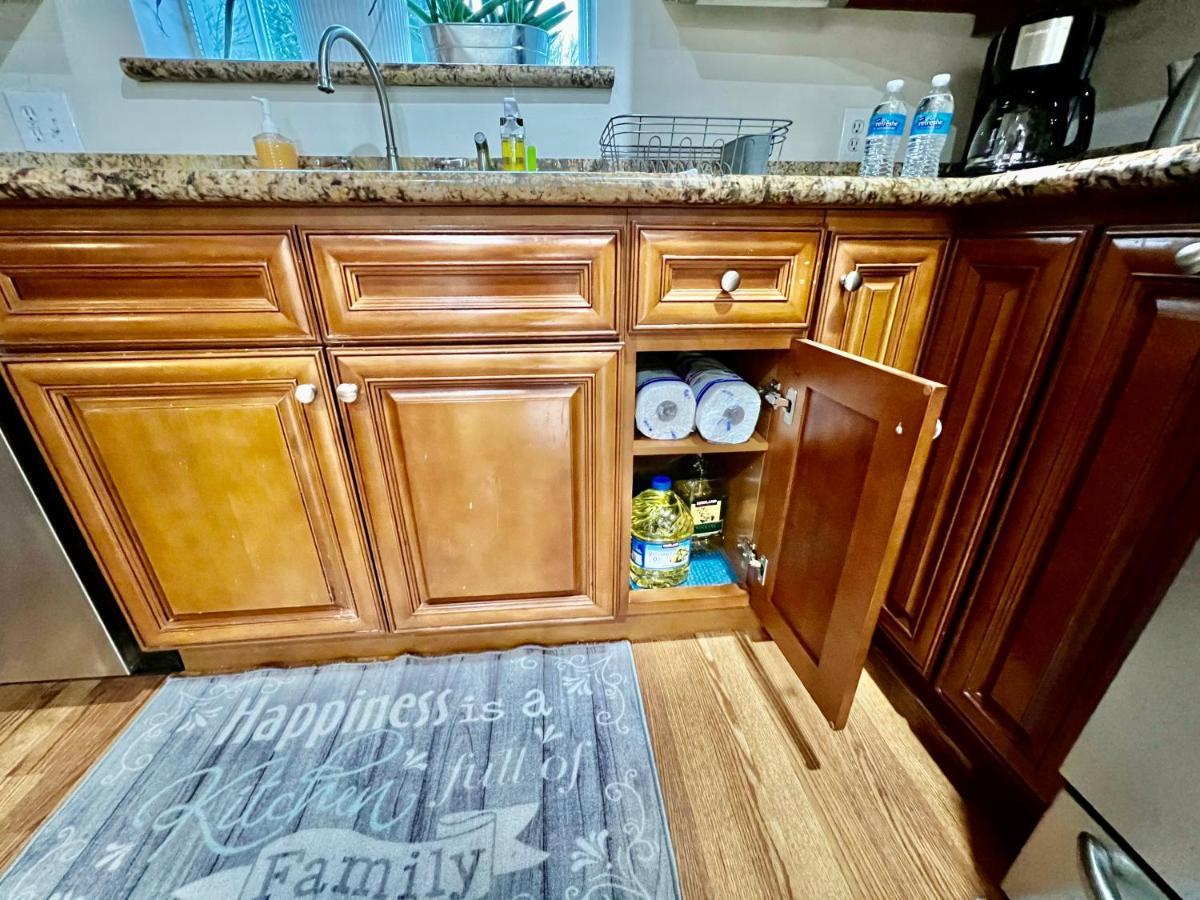 With 2 Bedrooms A King Bed Queen Bed And An Extra Sofa Bed Located 10 Minutes From Seatac Airport And 20 Minutes From Downtown * Seattle