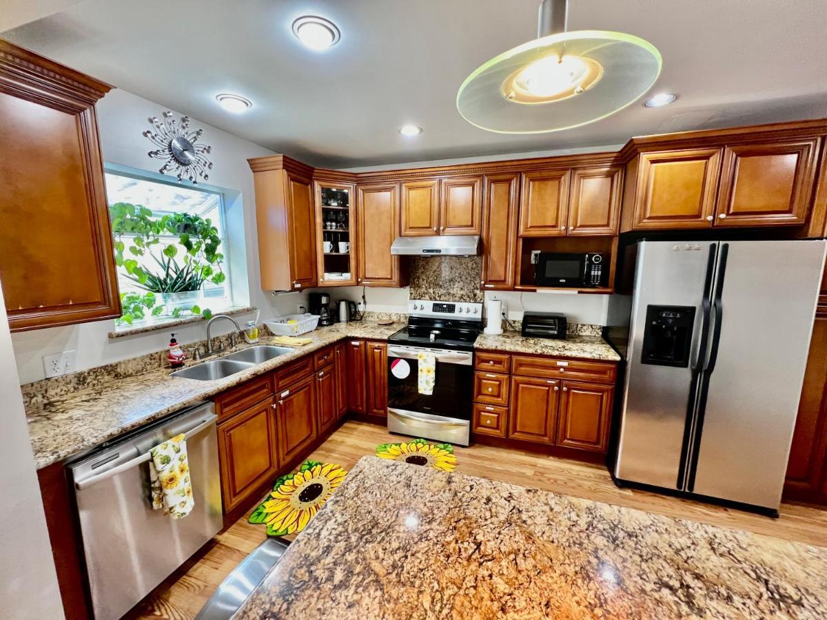 Hébergement de vacances With 2 Bedrooms A King Bed Queen Bed And An Extra Sofa Bed Located 10 Minutes From Seatac Airport And 20 Minutes From Downtown *