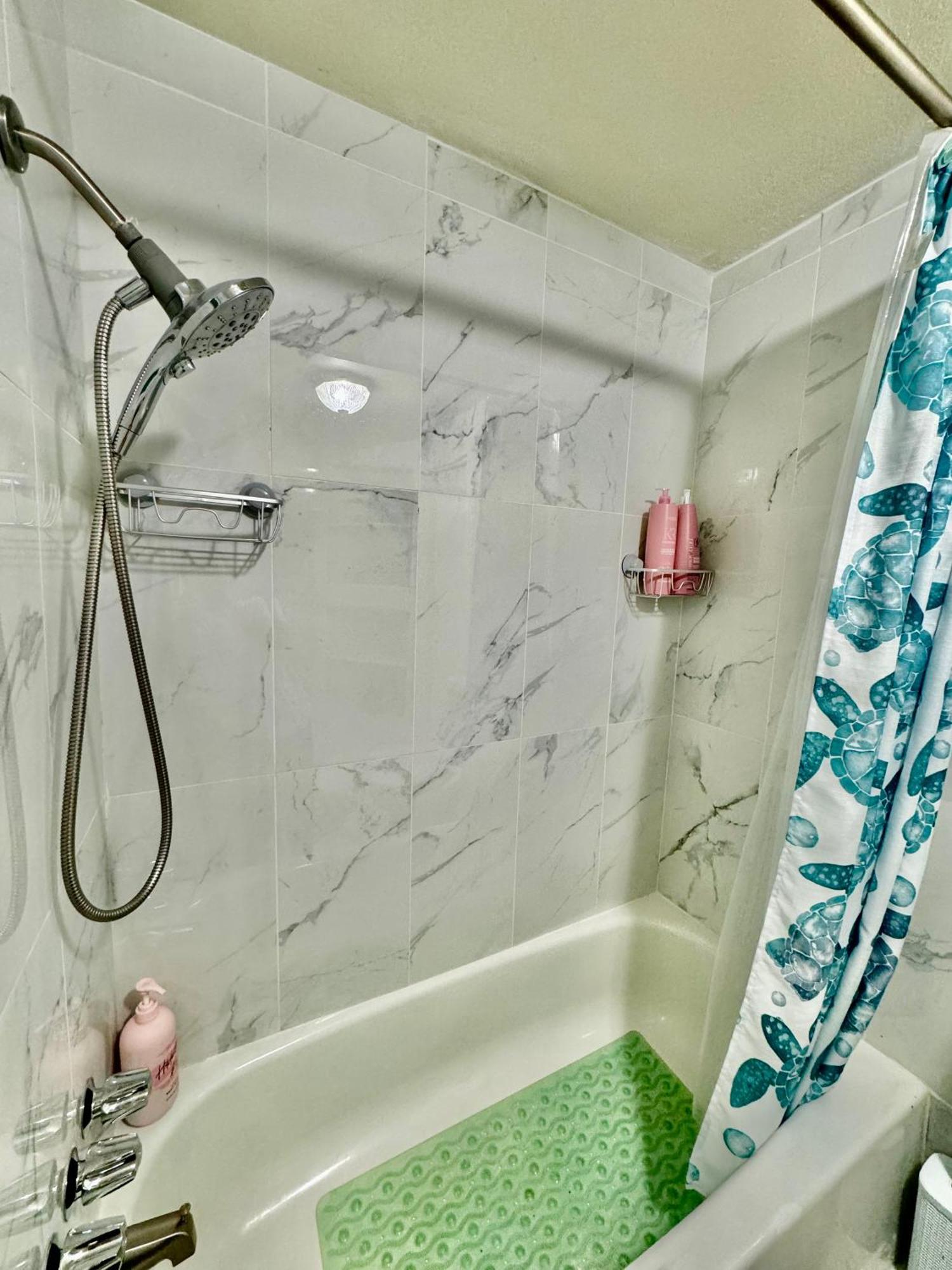 With 2 Bedrooms A King Bed Queen Bed And An Extra Sofa Bed Located 10 Minutes From Seatac Airport And 20 Minutes From Downtown Hébergement de vacances