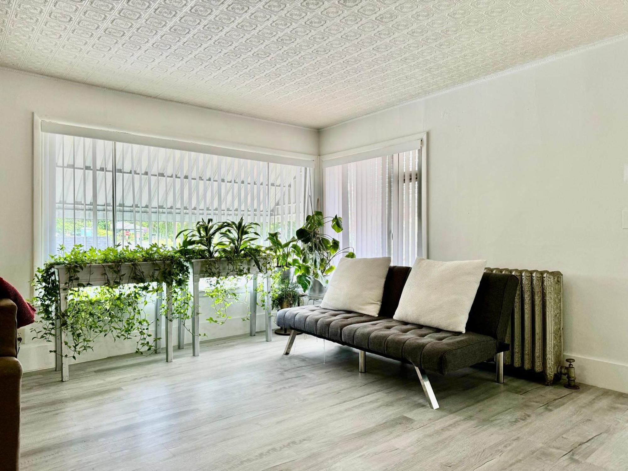 With 2 Bedrooms A King Bed Queen Bed And An Extra Sofa Bed Located 10 Minutes From Seatac Airport And 20 Minutes From Downtown Hébergement de vacances *