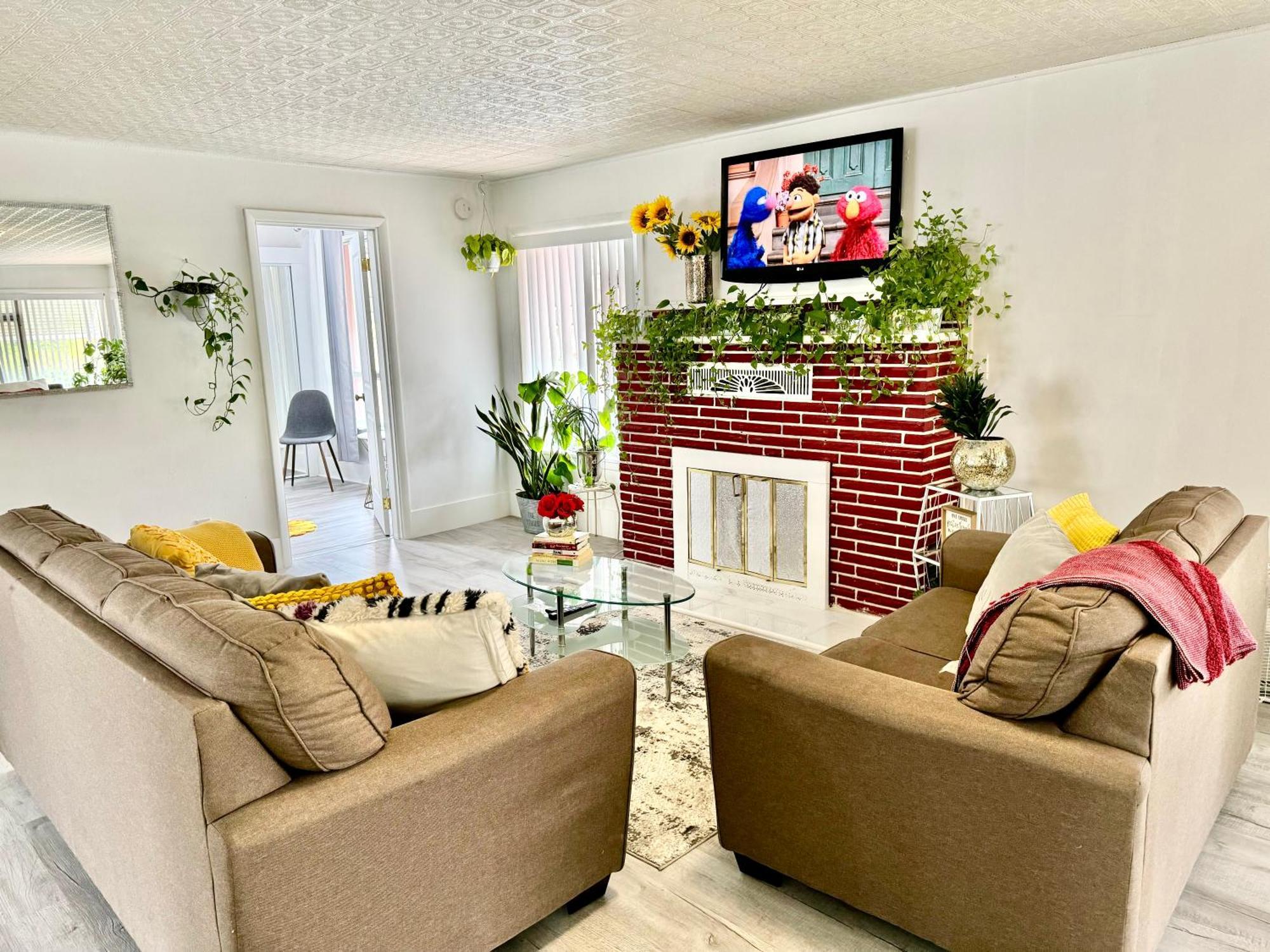 With 2 Bedrooms A King Bed Queen Bed And An Extra Sofa Bed Located 10 Minutes From Seatac Airport And 20 Minutes From Downtown Hébergement de vacances