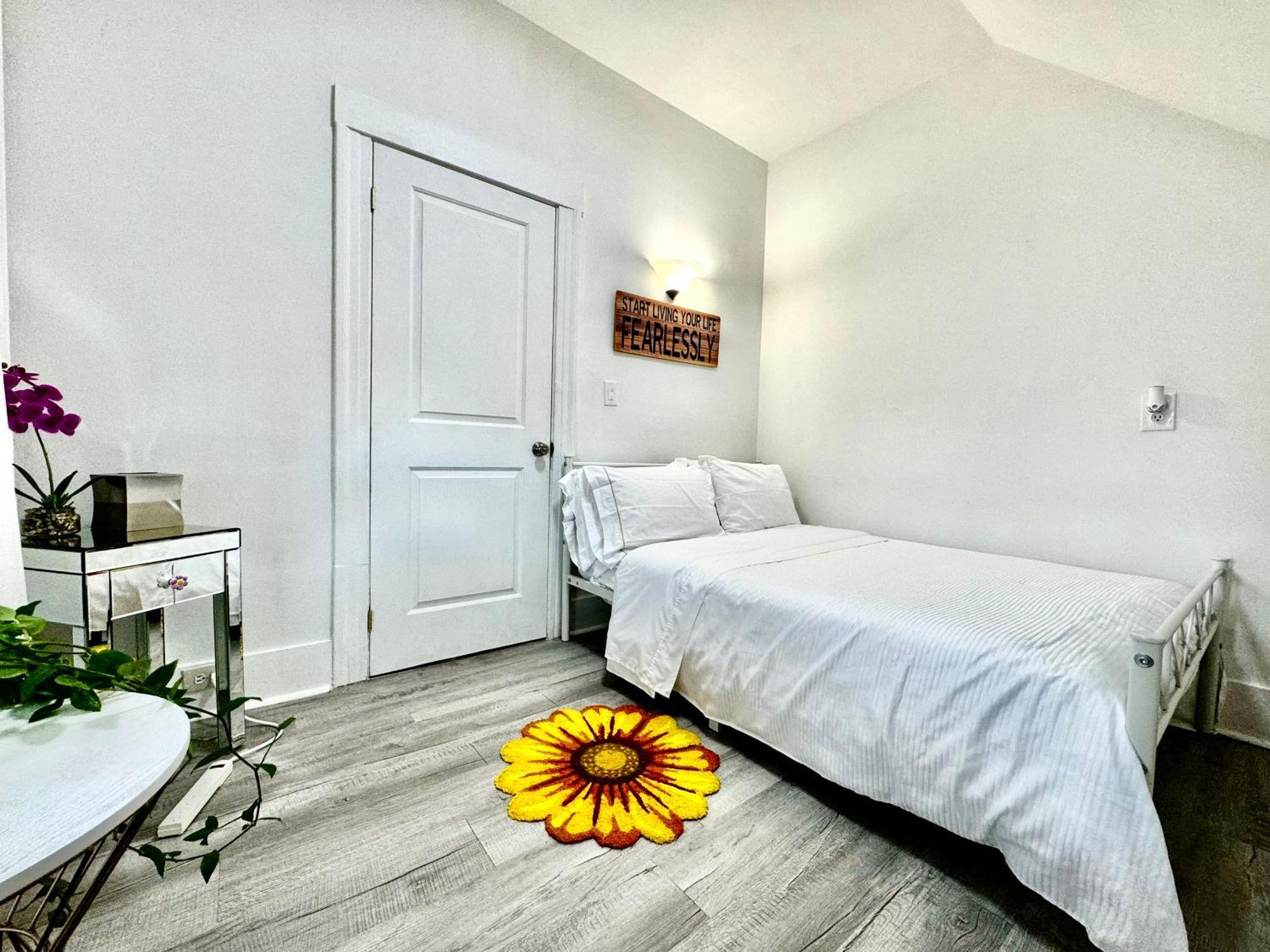 With 2 Bedrooms A King Bed Queen Bed And An Extra Sofa Bed Located 10 Minutes From Seatac Airport And 20 Minutes From Downtown Hébergement de vacances *