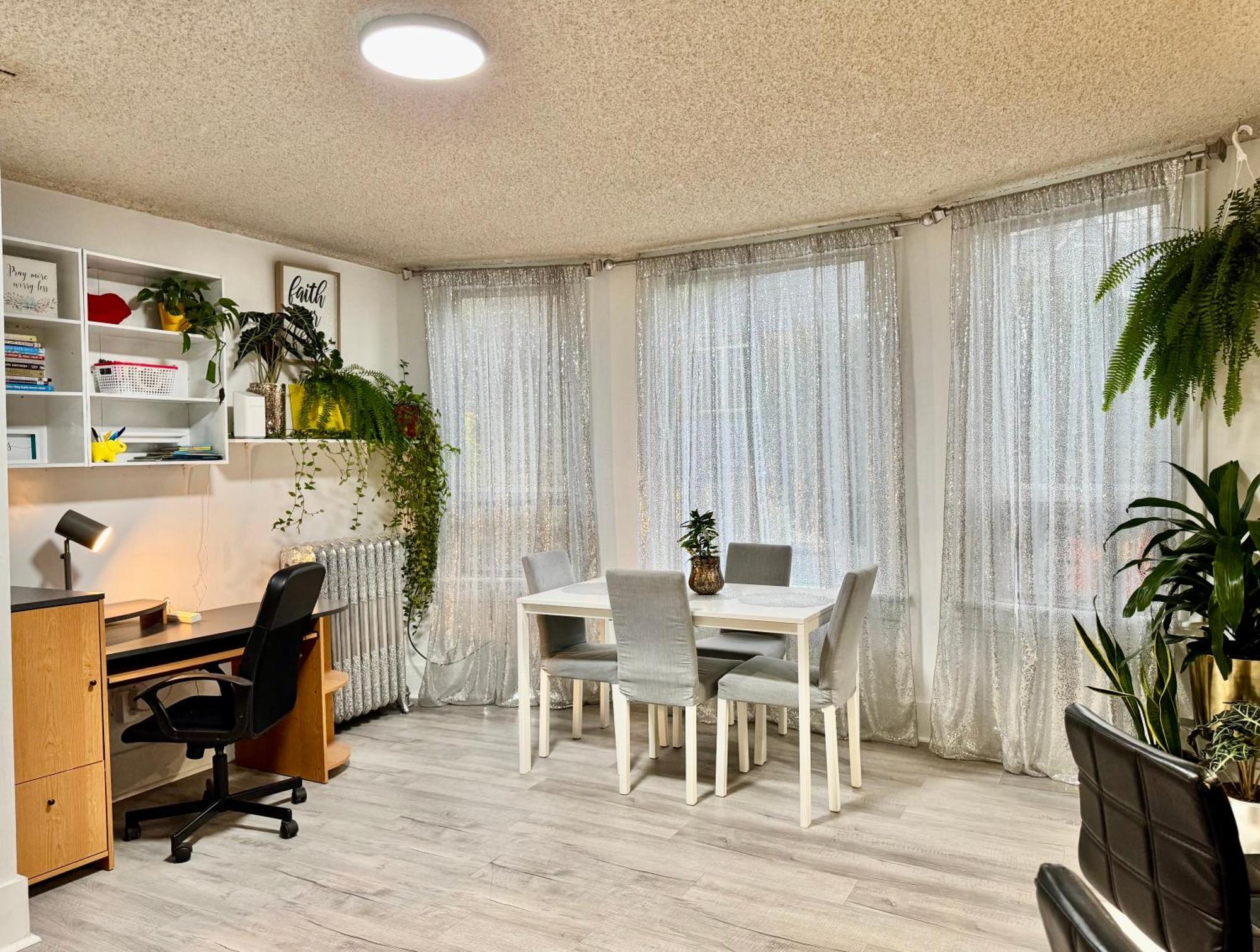 With 2 Bedrooms A King Bed Queen Bed And An Extra Sofa Bed Located 10 Minutes From Seatac Airport And 20 Minutes From Downtown Hébergement de vacances *