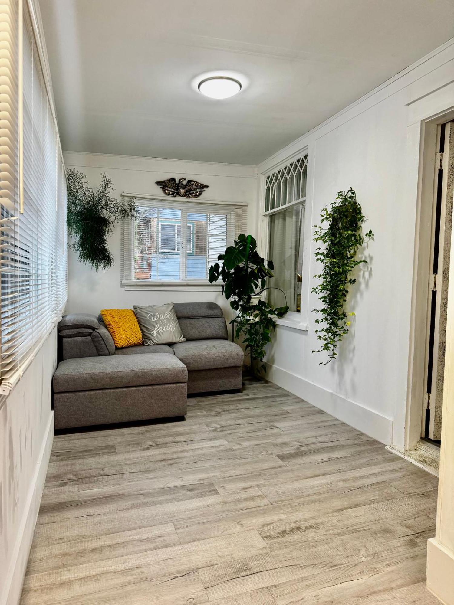 Hébergement de vacances With 2 Bedrooms A King Bed Queen Bed And An Extra Sofa Bed Located 10 Minutes From Seatac Airport And 20 Minutes From Downtown *