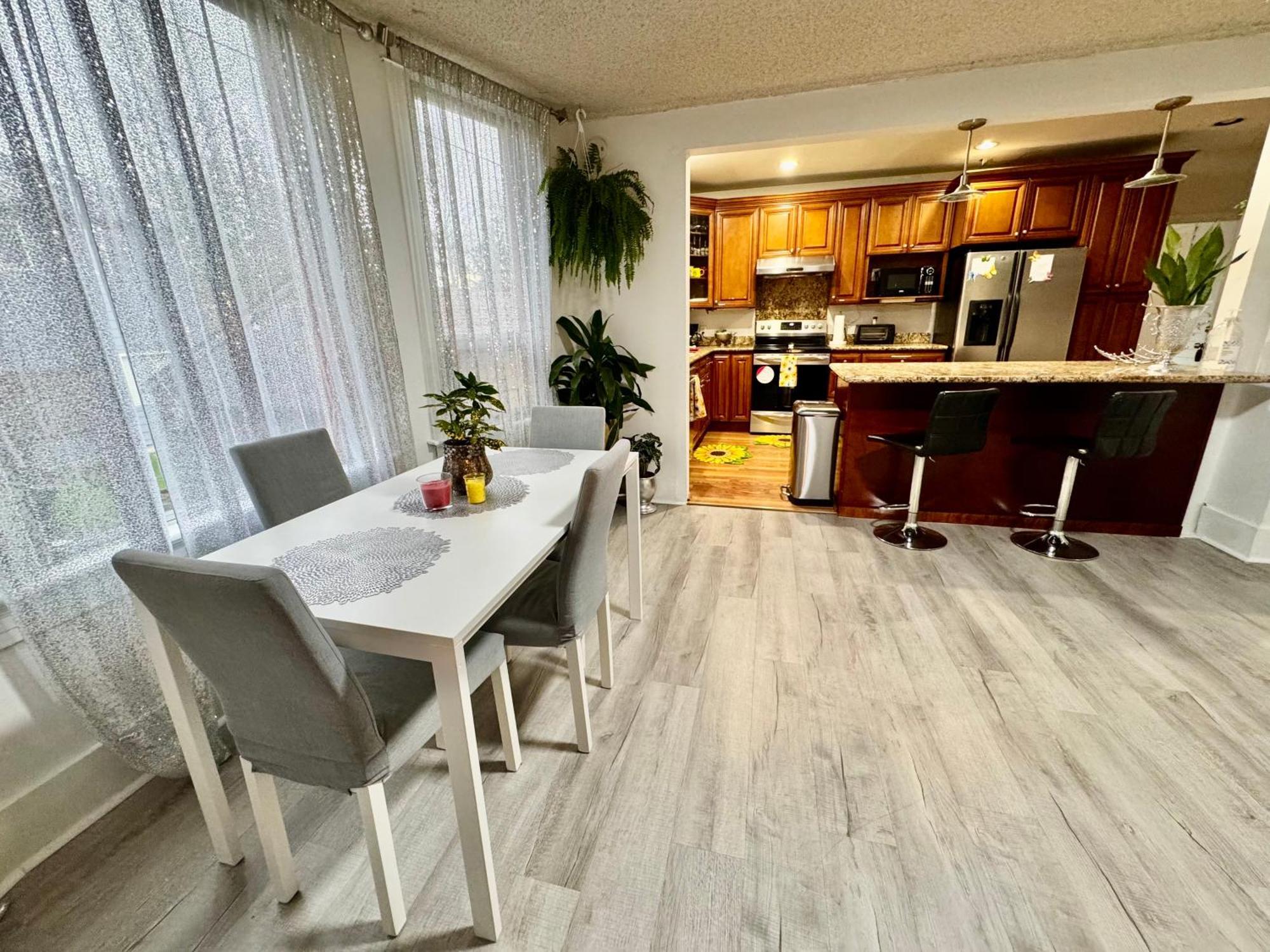 With 2 Bedrooms A King Bed Queen Bed And An Extra Sofa Bed Located 10 Minutes From Seatac Airport And 20 Minutes From Downtown Seattle