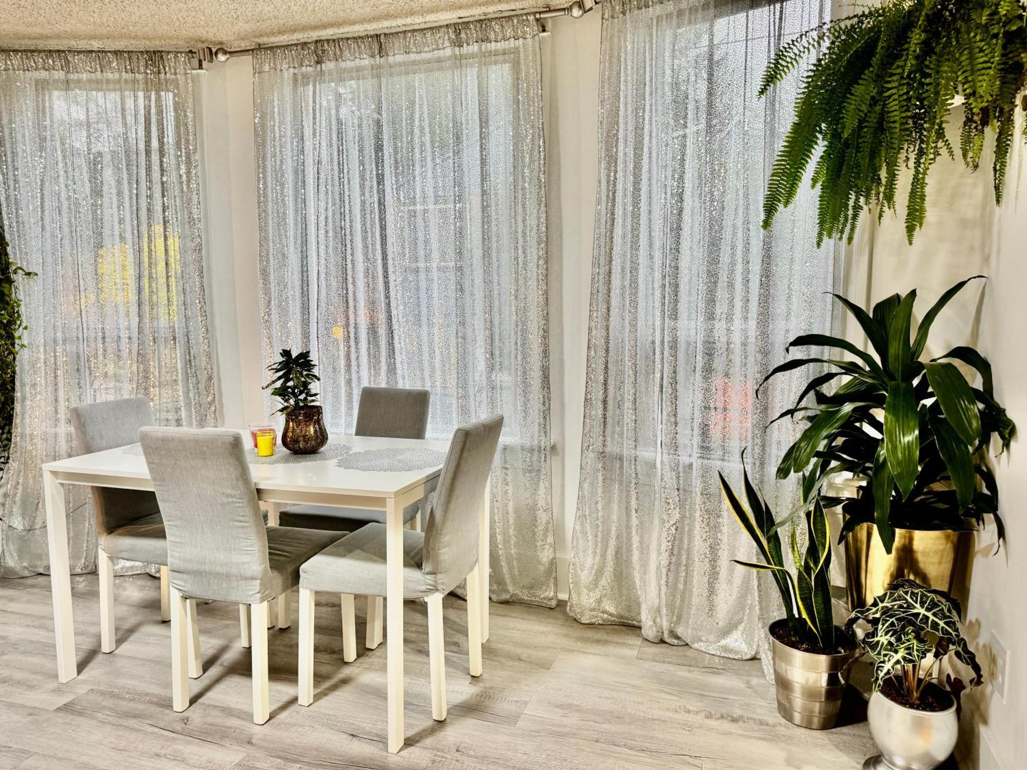With 2 Bedrooms A King Bed Queen Bed And An Extra Sofa Bed Located 10 Minutes From Seatac Airport And 20 Minutes From Downtown Seattle