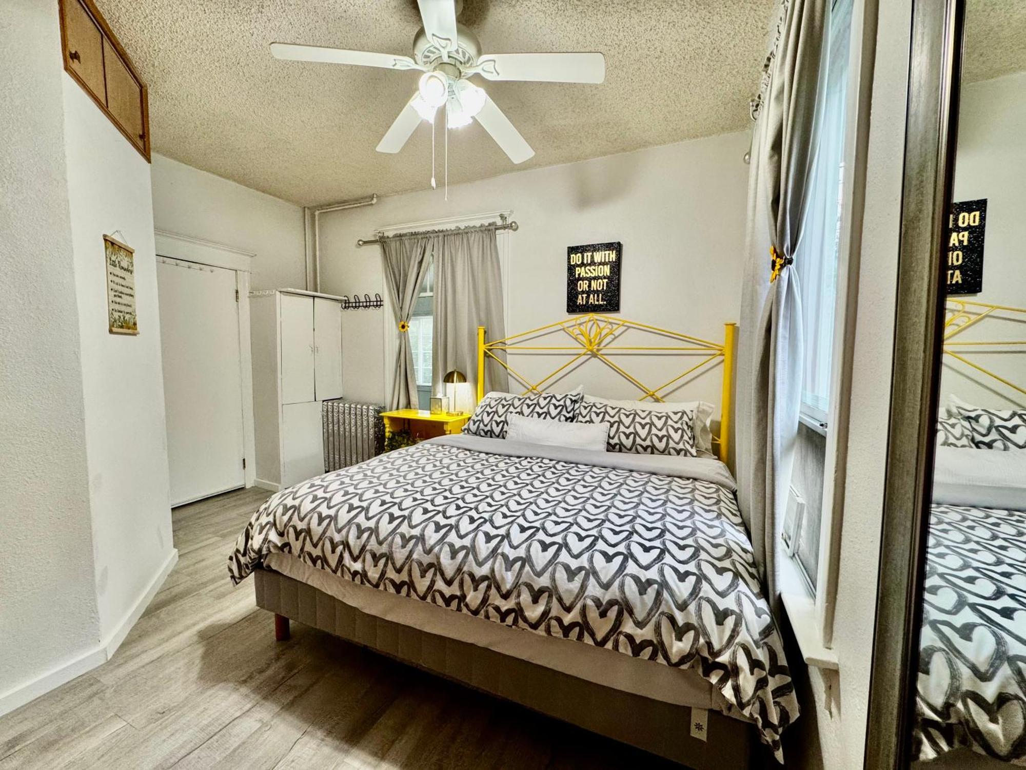 With 2 Bedrooms A King Bed Queen Bed And An Extra Sofa Bed Located 10 Minutes From Seatac Airport And 20 Minutes From Downtown Hébergement de vacances Seattle