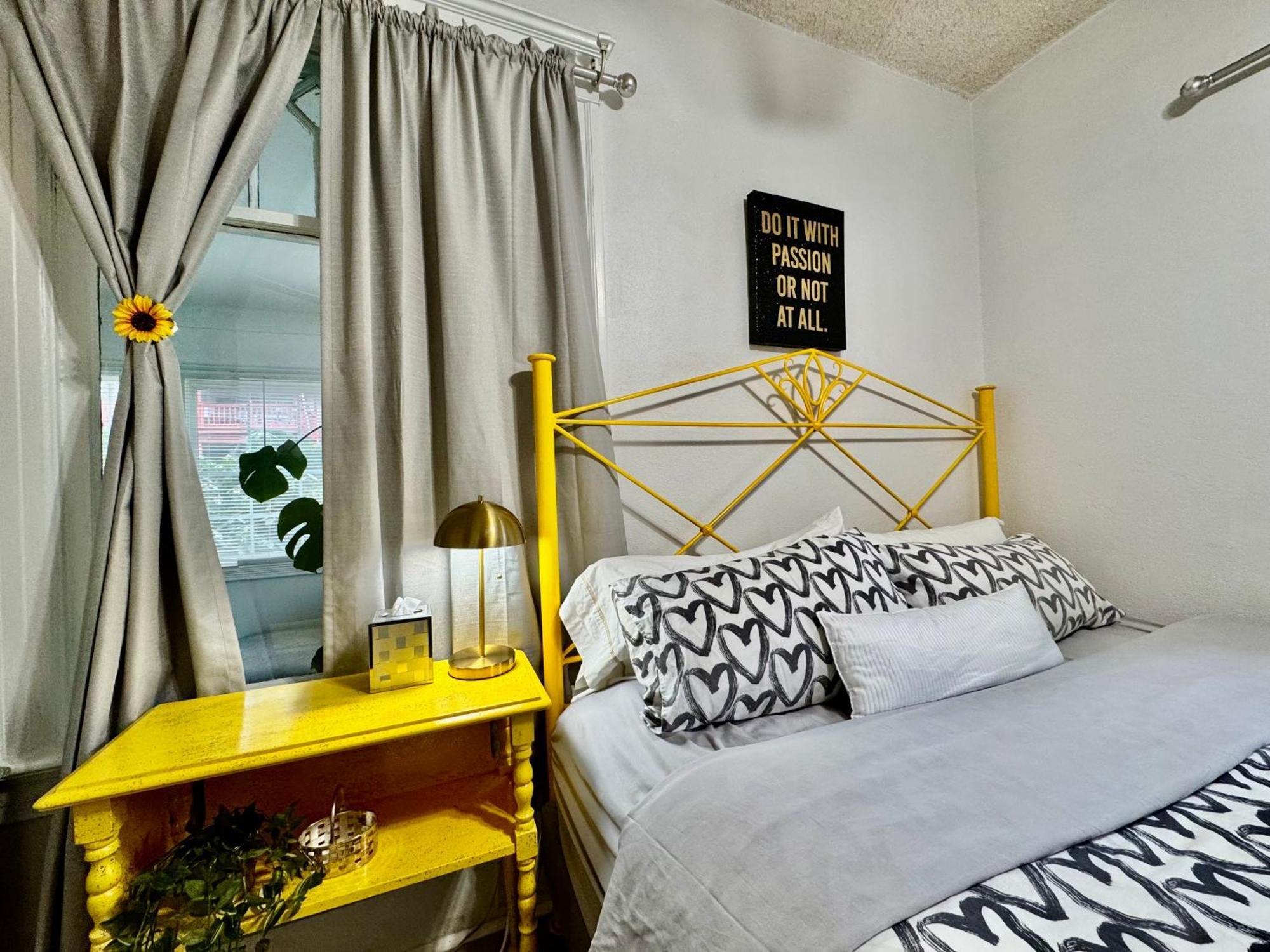 With 2 Bedrooms A King Bed Queen Bed And An Extra Sofa Bed Located 10 Minutes From Seatac Airport And 20 Minutes From Downtown * Seattle