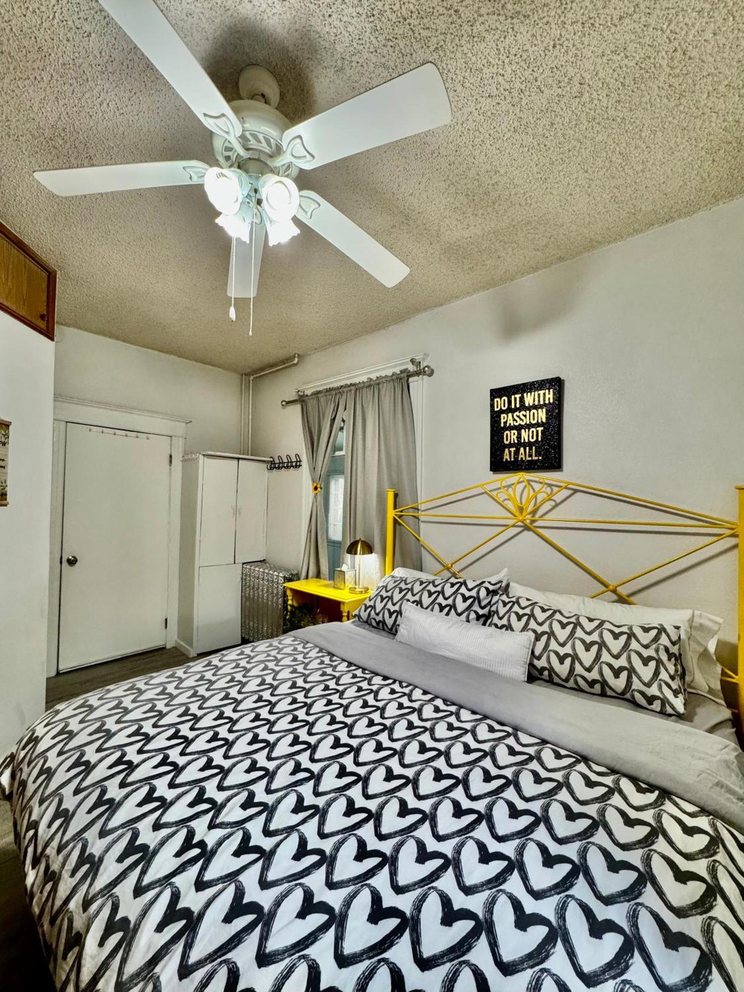 With 2 Bedrooms A King Bed Queen Bed And An Extra Sofa Bed Located 10 Minutes From Seatac Airport And 20 Minutes From Downtown
