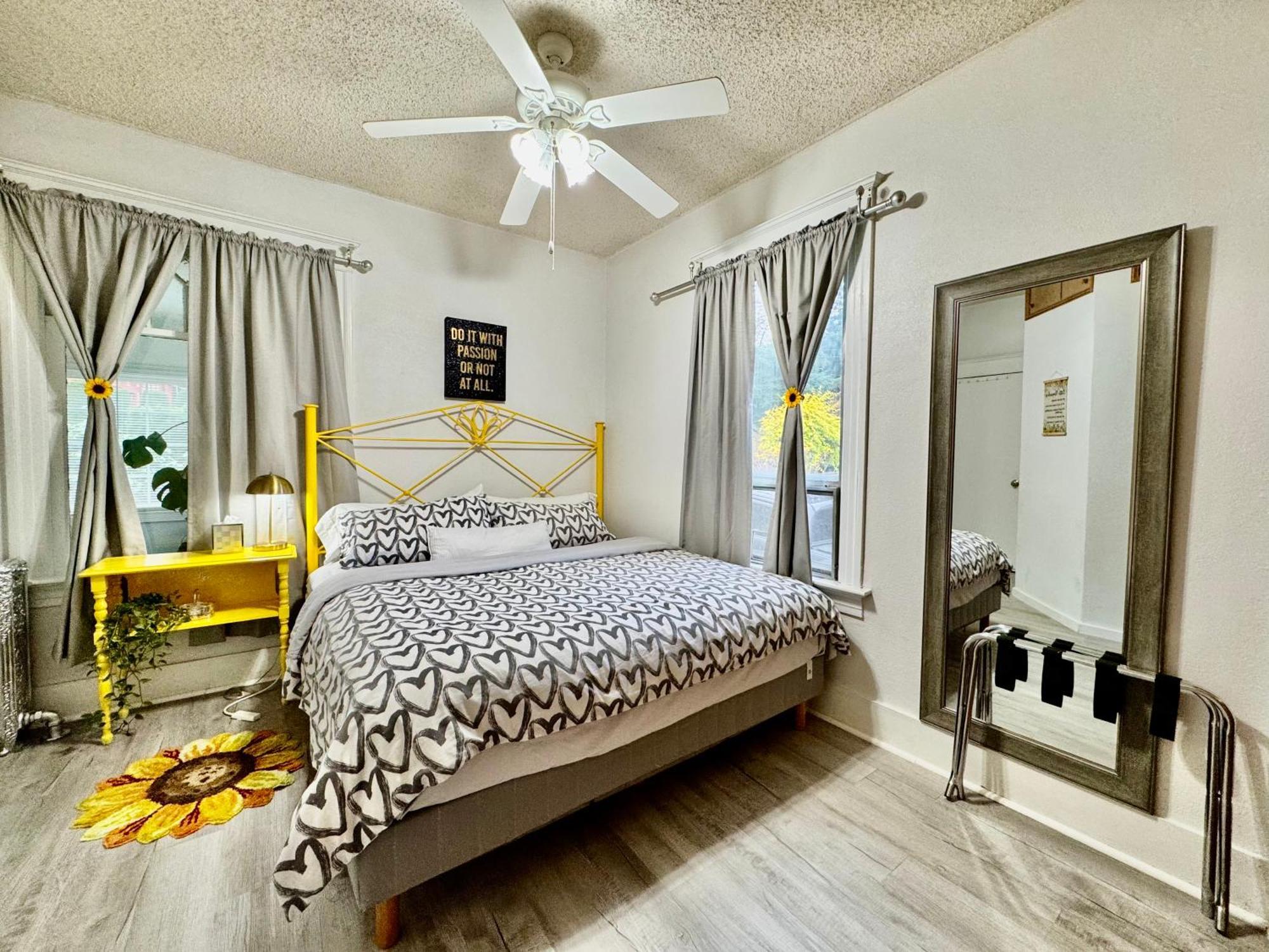 With 2 Bedrooms A King Bed Queen Bed And An Extra Sofa Bed Located 10 Minutes From Seatac Airport And 20 Minutes From Downtown Hébergement de vacances *